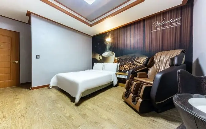 Oda (Massage chair (65 inch TV Netflix ava)