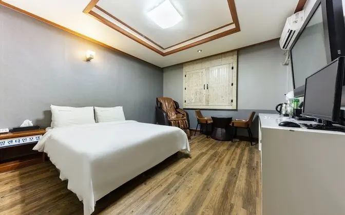 Oda (Massage chair (65 inch TV Netflix ava)