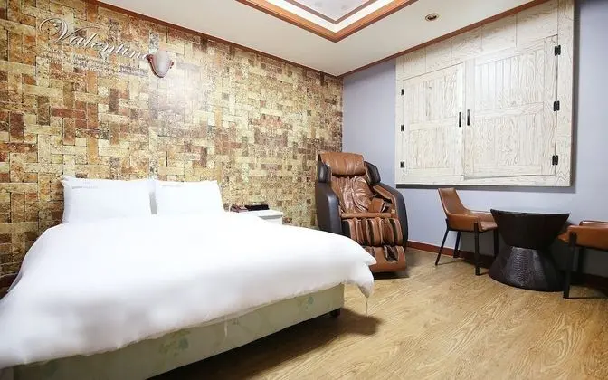 Oda (Massage chair (65 inch TV Netflix ava)