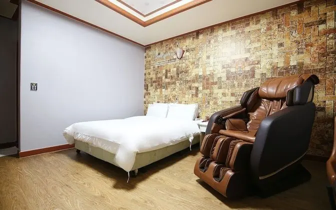 Oda (Massage chair (65 inch TV Netflix ava)