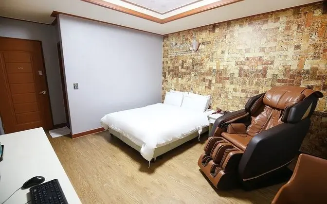 Oda (Massage chair (65 inch TV Netflix ava)