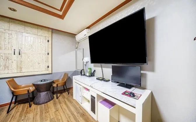 Oda (Massage chair (65 inch TV Netflix ava)