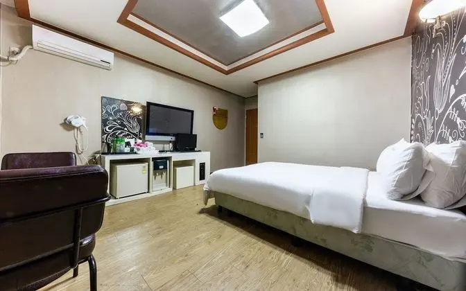 Oda (Standard room (65-inch TV Netflix ava)