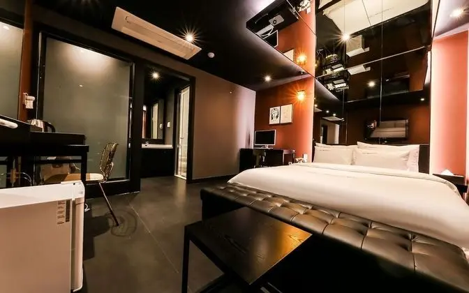Oda (Mirror Room (fee charge for extra per)