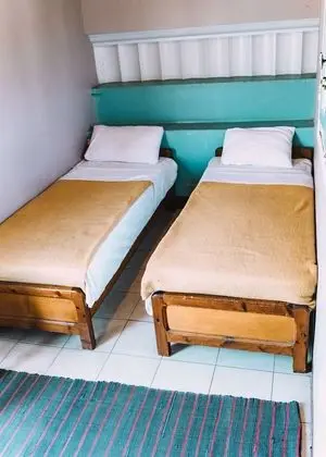 İki Ayrı Yataklı Oda, Ortak Banyo