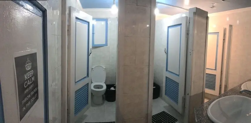 İki Ayrı Yataklı Oda, Ortak Banyo
