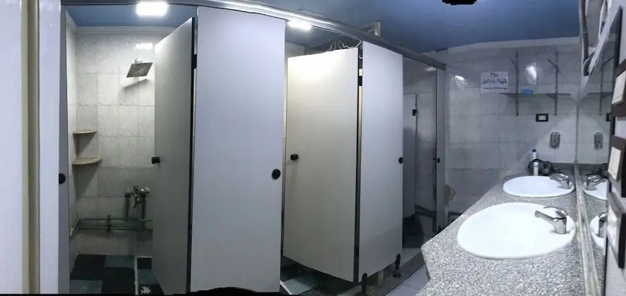 Üç Kişilik Oda, Ortak Banyo
