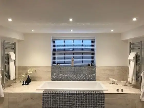 Süit, Banyolu/Duşlu, Avlu Manzaralı (Seperate Bath and Shower)