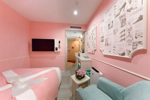 Standard Oda, Sadece kadınlar için, Sigara İçilmez (Top Floor, Shower Only)