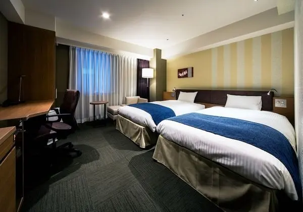 Üç Kişilik Oda, Sigara İçilmez