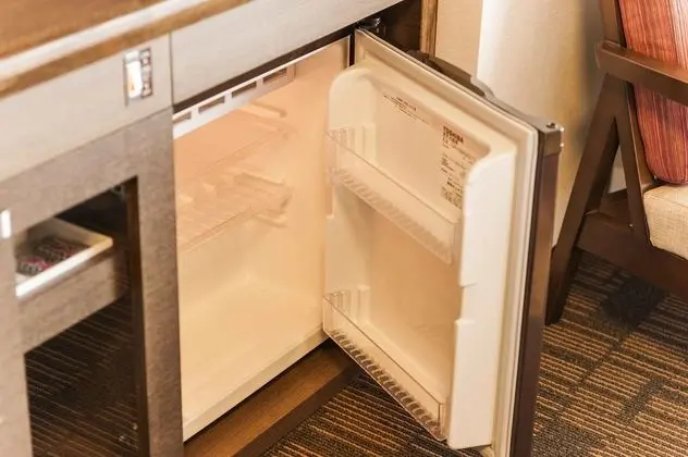 Üç Kişilik Oda, Sigara İçilmez