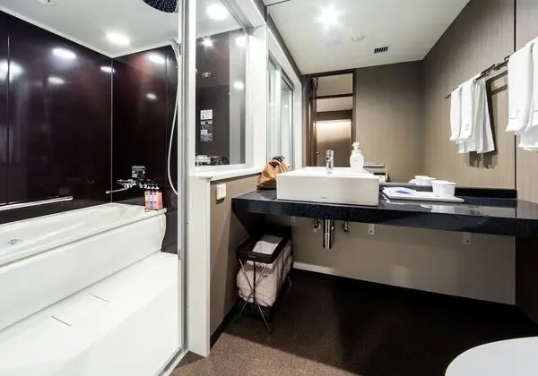 Üç Kişilik Oda, Sigara İçilmez