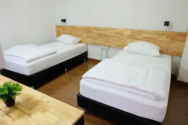 İki Ayrı Yataklı Oda, Ortak Banyo