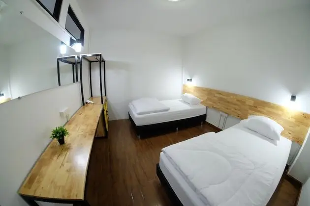 İki Ayrı Yataklı Oda, Ortak Banyo