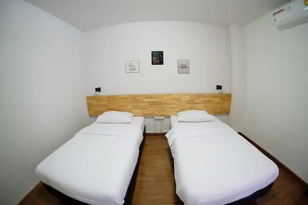 İki Ayrı Yataklı Oda, Ortak Banyo