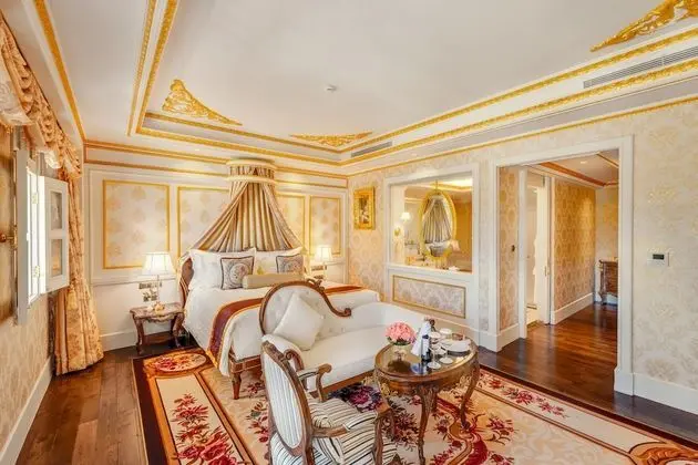 Luxury Oda