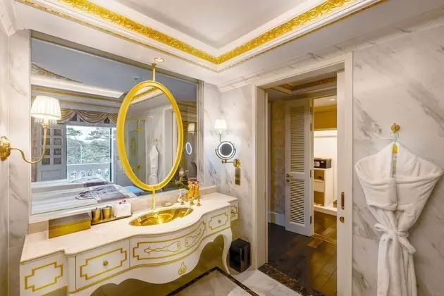 Luxury Oda