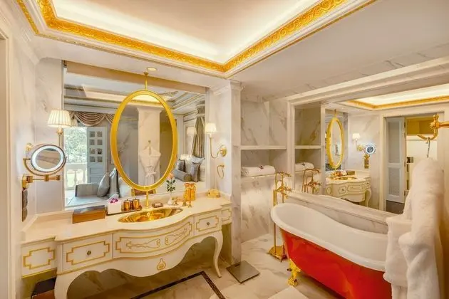Luxury Oda