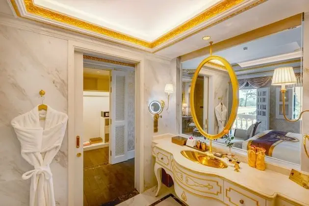 Luxury Oda
