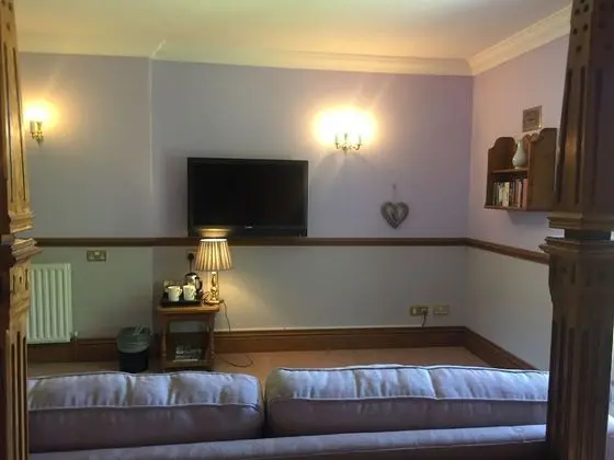 Tek Büyük Yataklı Oda, Göl Manzaralı (Four Poster Bed)