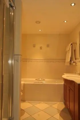 Tek Büyük Yataklı Oda, Göl Manzaralı (Four Poster Bed)