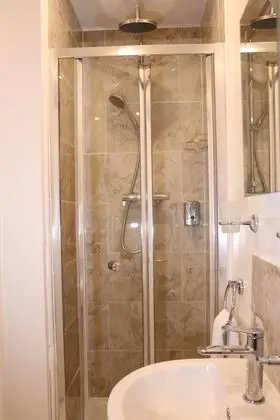 Deluxe Tek Büyük Yataklı Oda, Banyolu/Duşlu
