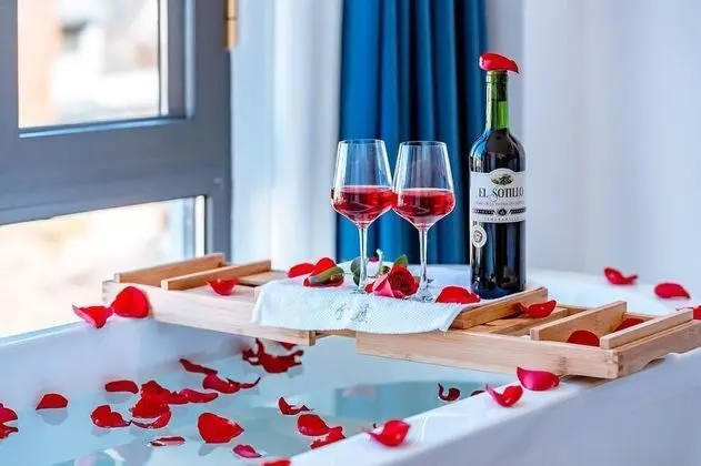 Deluxe Tek Büyük veya İki Ayrı Yataklı Oda, Küvet