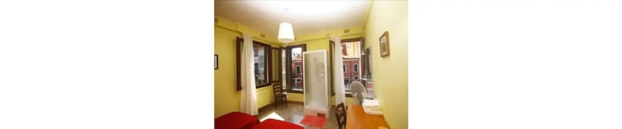 Tek Büyük Yataklı Oda, Ortak Banyo (sink and shower in room)