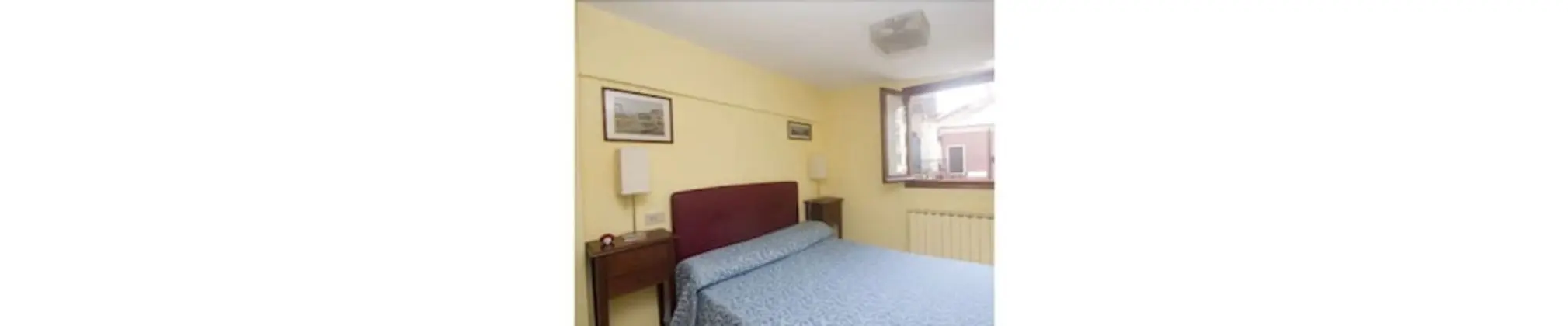 Tek Büyük Yataklı Oda, Ortak Banyo (sink and shower in room)