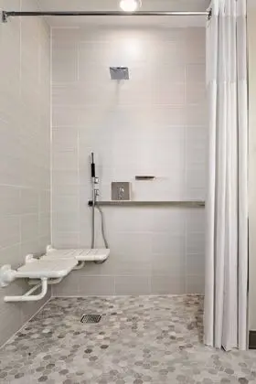 Oda, 2 Büyük (Queen) Boy Yatak (Mobility Accessible, Roll-In Shower)