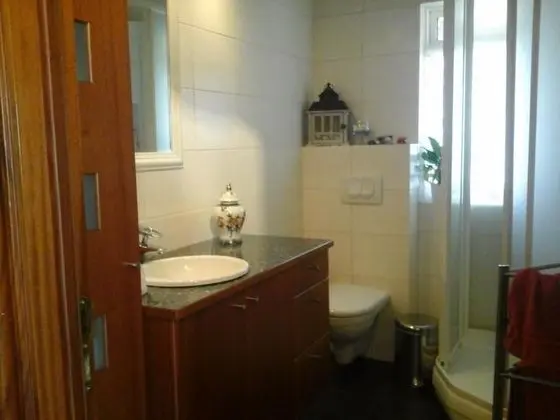 Basic Üç Kişilik Oda, Ortak Banyo
