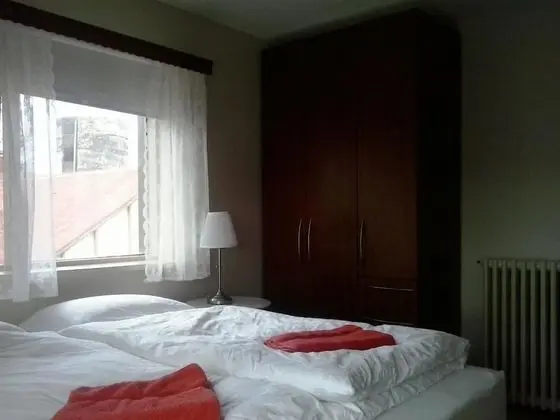 İki Ayrı Yataklı Oda, Ortak Banyo