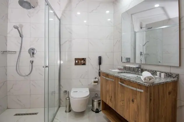 Deluxe Oda, Kara Manzaralı, Balkonlu