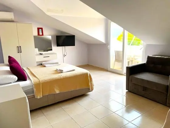 Superior Triple Room, Bahçe Manzaralı, Balkonlu