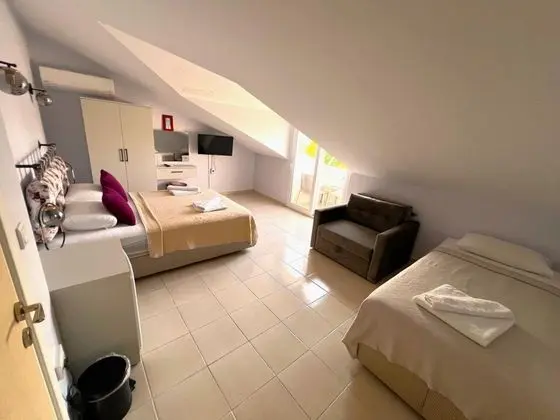 Superior Triple Room, Bahçe Manzaralı, Balkonlu