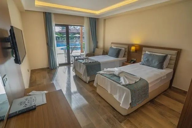 Triple, Bahçe Manzaralı