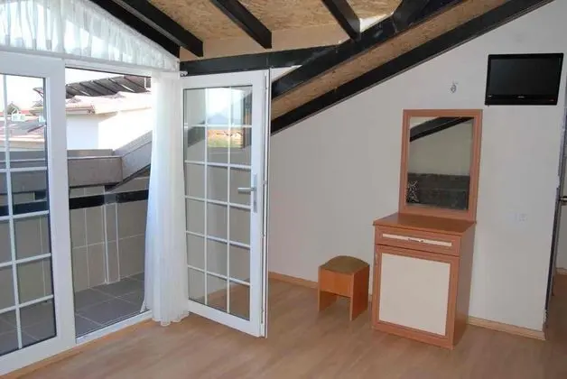 Aile Odası, Havuz Manzaralı, Balkonlu