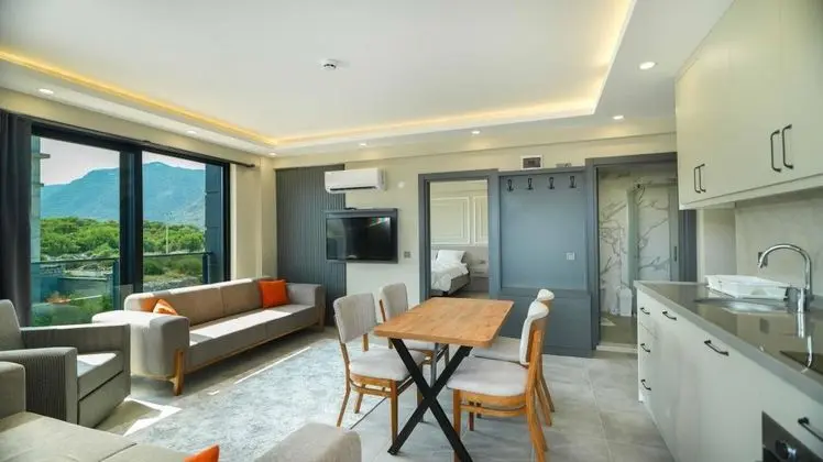Suite, Deniz ve Havuz Manzaralı, Balkonlu