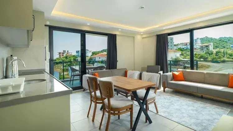 Suite, Deniz ve Havuz Manzaralı, Balkonlu