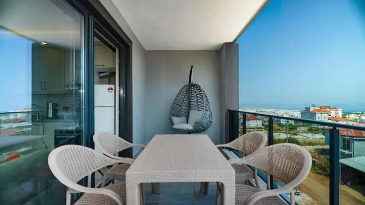 Suite, Deniz ve Havuz Manzaralı, Balkonlu