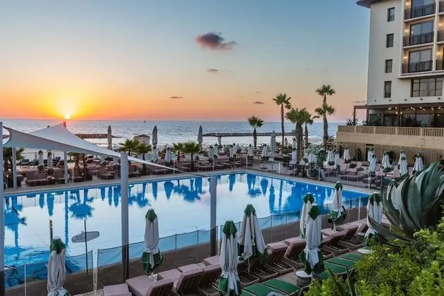 Deluxe Oda, Havuz Manzaralı