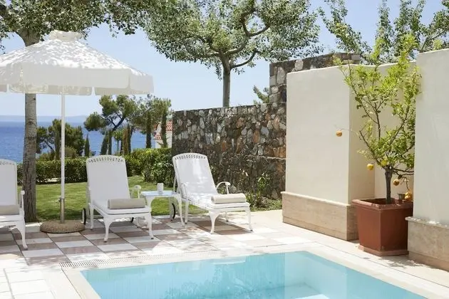 Süit, Deniz Manzaralı (Pool Suite with Small Garden)