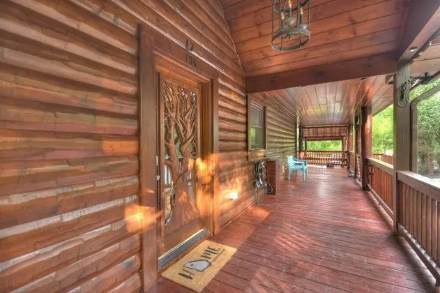 Kulübe (Dancing Bear Retreat)