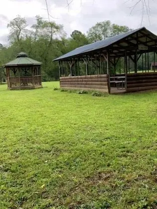 Kulübe (Dancing Bear Retreat)