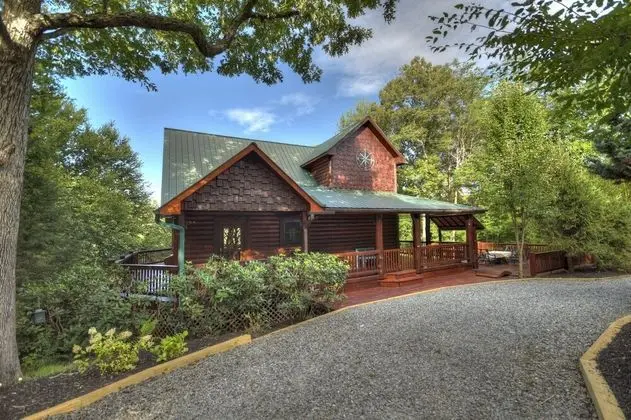 Kulübe (Dancing Bear Retreat)