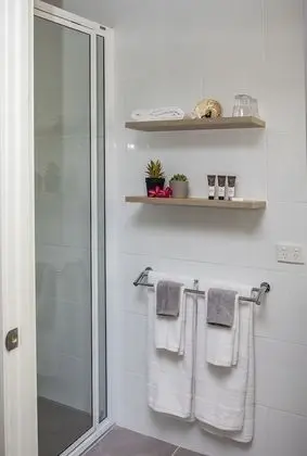Kulübe, 1 Büyük (Queen) Boy Yatak ve Çekyat, Özel Banyo (Unit 3)