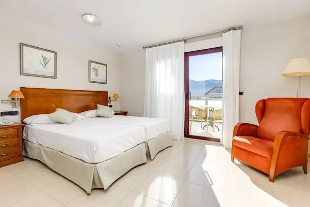 Tek Büyük Yataklı Oda, Balkon, Bahçe Manzaralı
