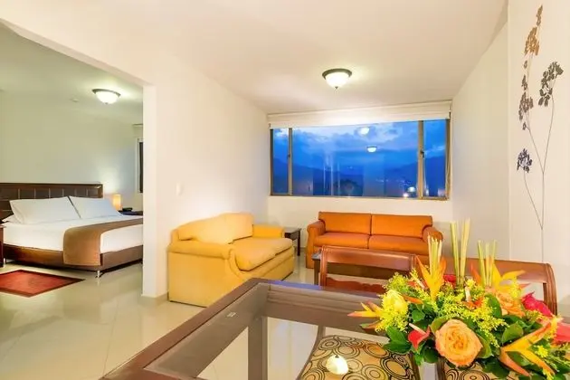 Junior Süit, 1 Büyük (Queen) Boy Yatak ve Çekyat