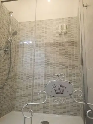 Üç Kişilik Oda, Ortak Banyo