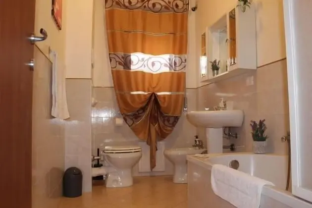 Standard Tek Büyük Yataklı Oda, Ortak Banyo, Şehir Manzaralı (Politeama)